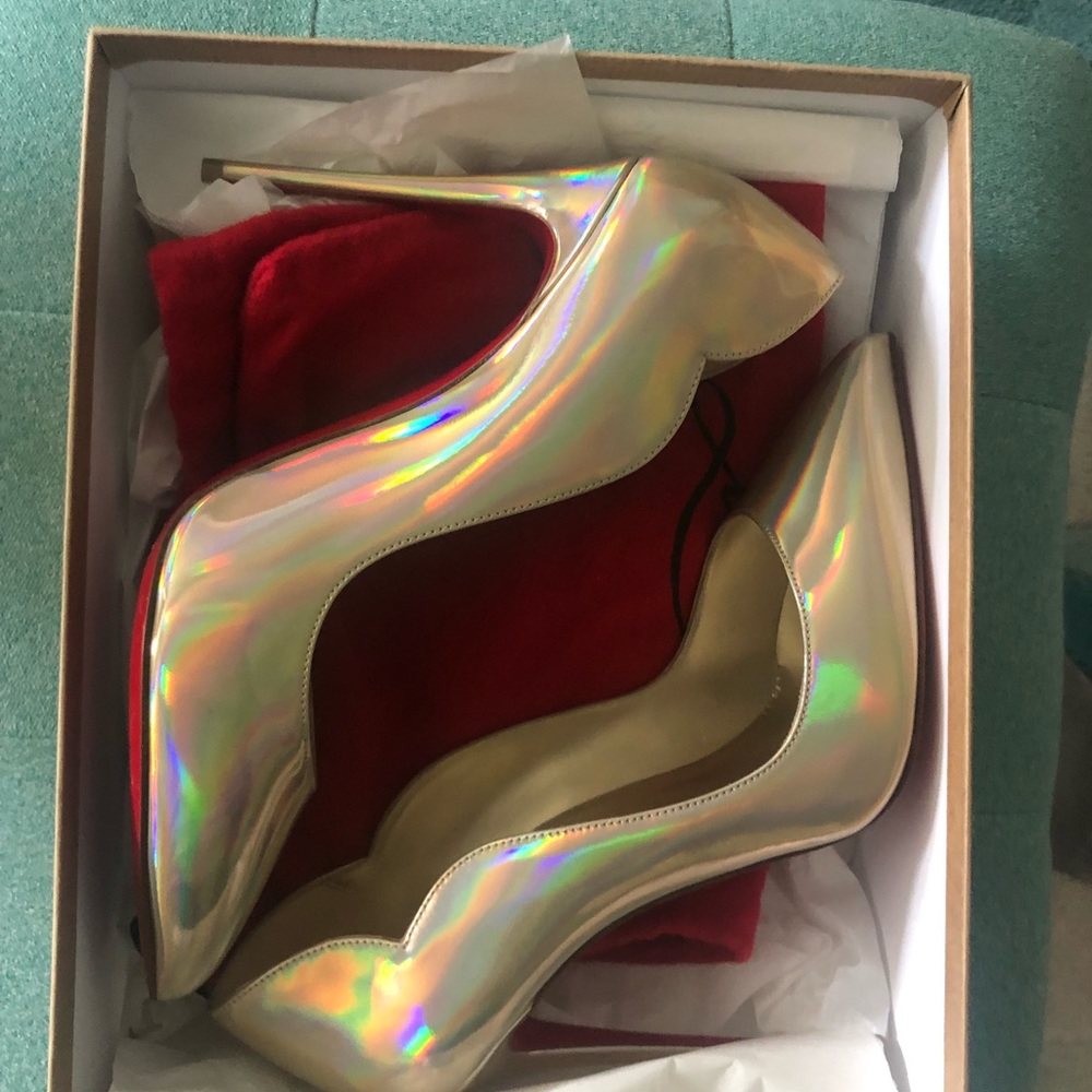 BNIB Christian Louboutin Hot Chick Scallop 100 Pumps Gold Irridescent SZ 38